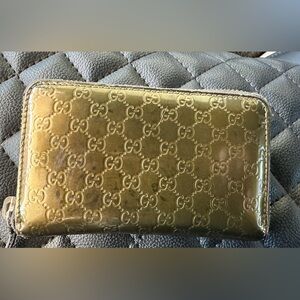 Gucci vernis gold card holder coin zipper wallet. 3 compartment.